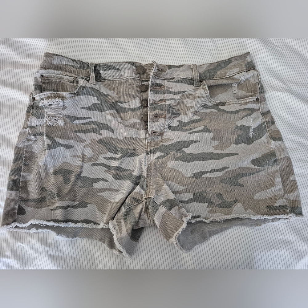 Time and Tru Size 18 Camo Button-Front Distressed Denim Shorts - Green/Gray
